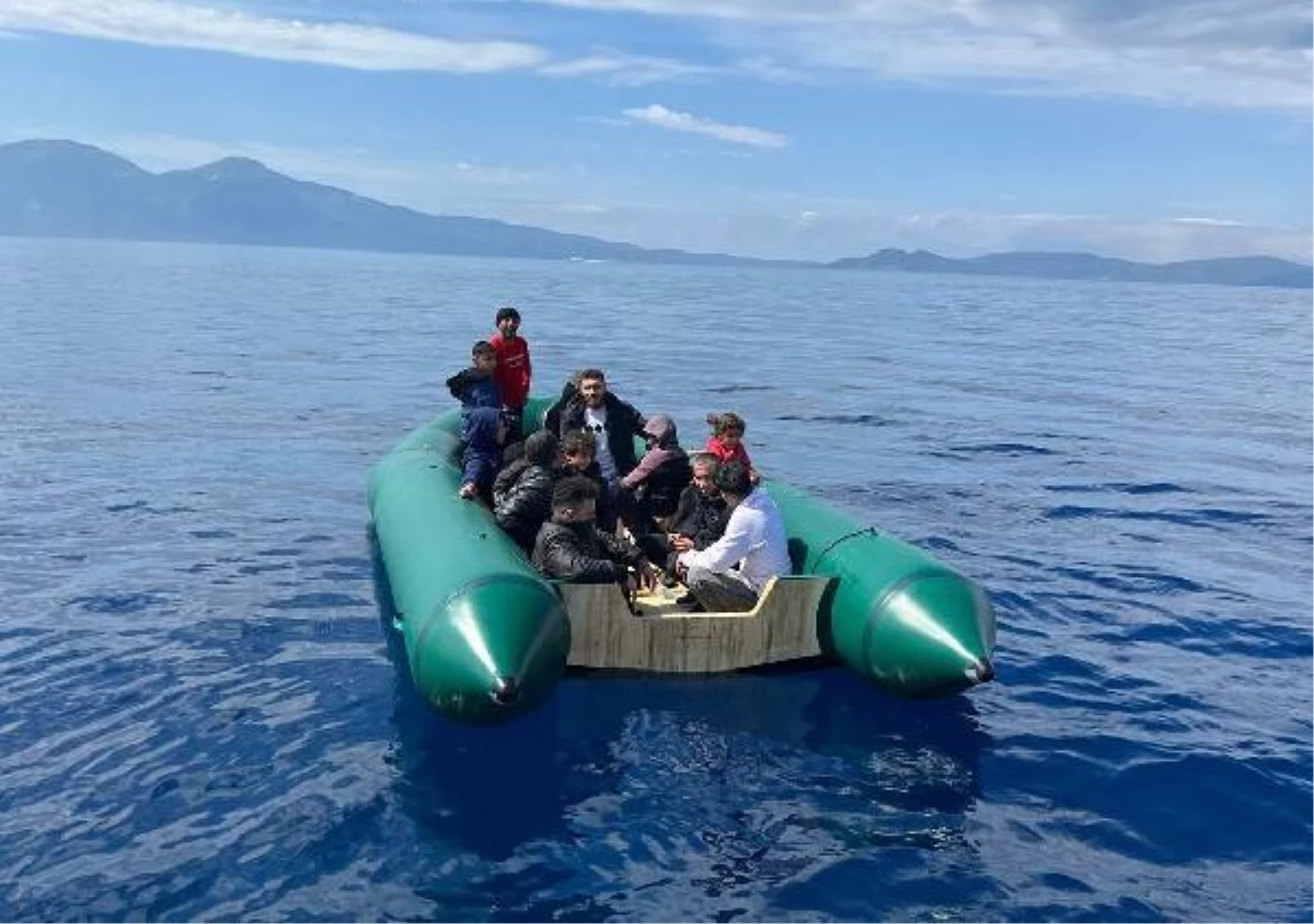 Kuşadası'ndan Yunan ögelerinin geri ittiği 13 kaçak göçmen kurtarıldı