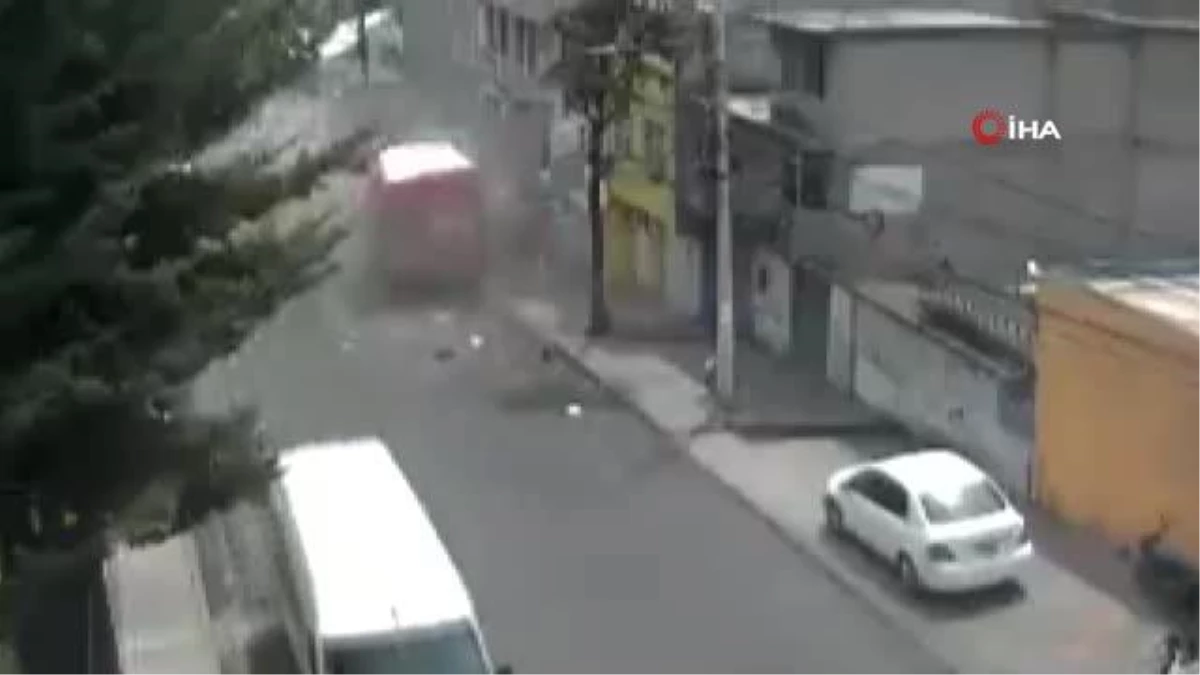Meksika'da lastiği patlayan kamyon 5 araca ve konuta çarptı