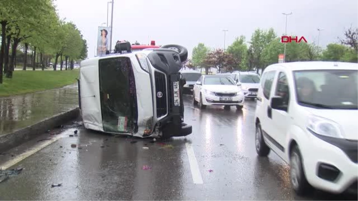 Pendik'te Servis Minibüsü Devrildi: Sürücü Yaralandı