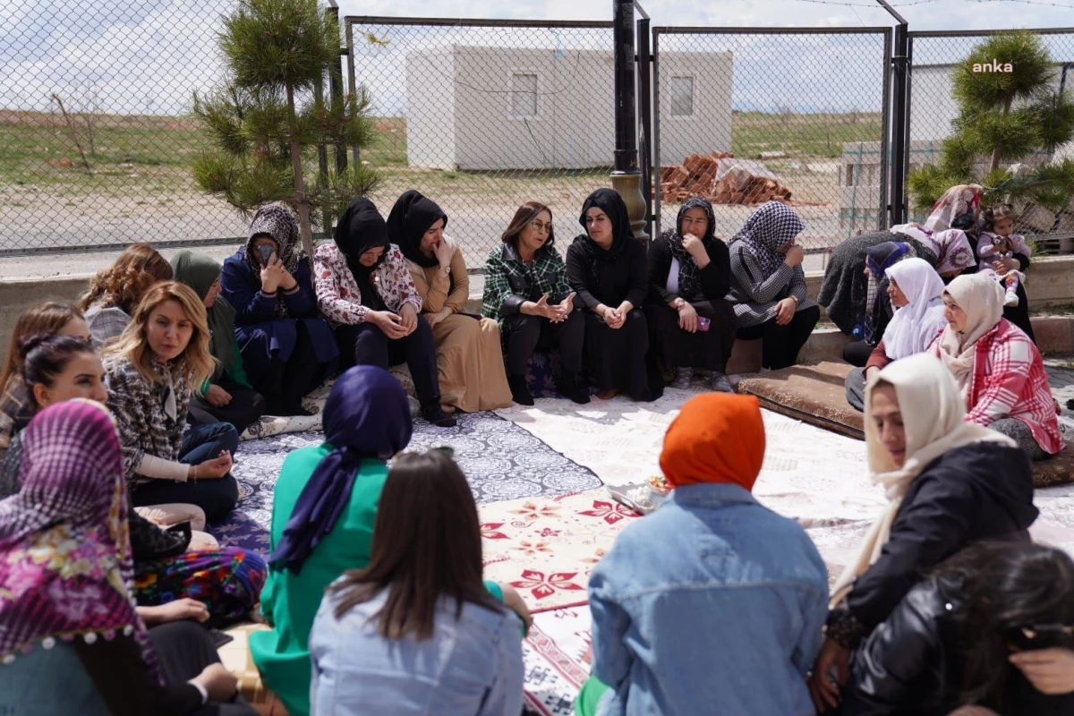 Selvi Kılıçdaroğlu, Van sarsıntısında kayıplar yaşamış bayanlarla bir ortaya geldi