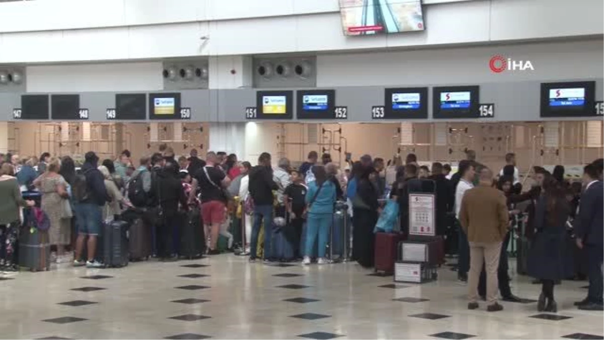 Tatilciler Antalya Havalimanı'nda oy kullandı