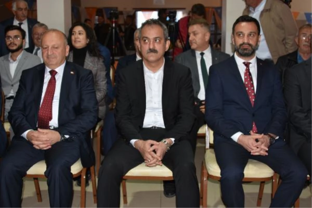 Ulusal Eğitim Bakanı Prof. Mahmut Özer, gençlerle buluştu ve eğitimin ehemmiyetine vurgu yaptı