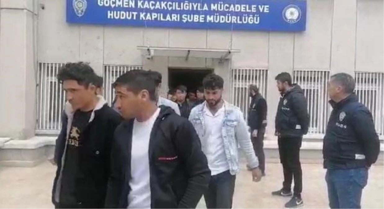 Ankara'da Kaçak Göçmen Operasyonu: 3 Kişi Gözaltına Alındı, 100 Göçmen Yakalandı