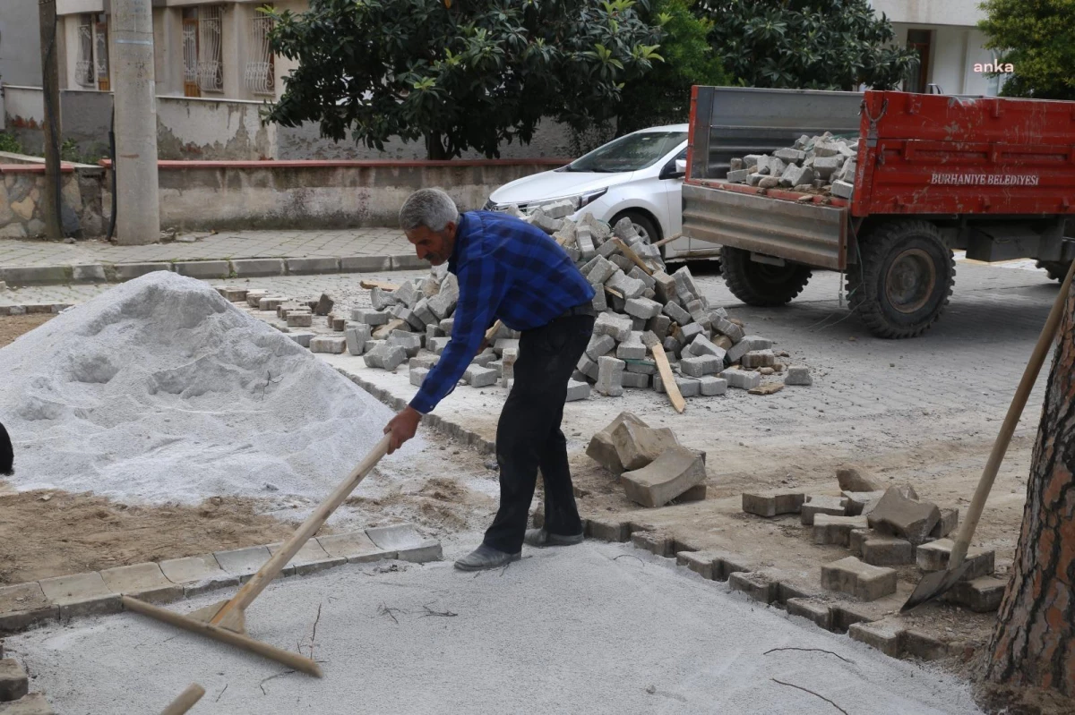 Burhaniye'de yol imal ve tamirat çalışmaları devam ediyor