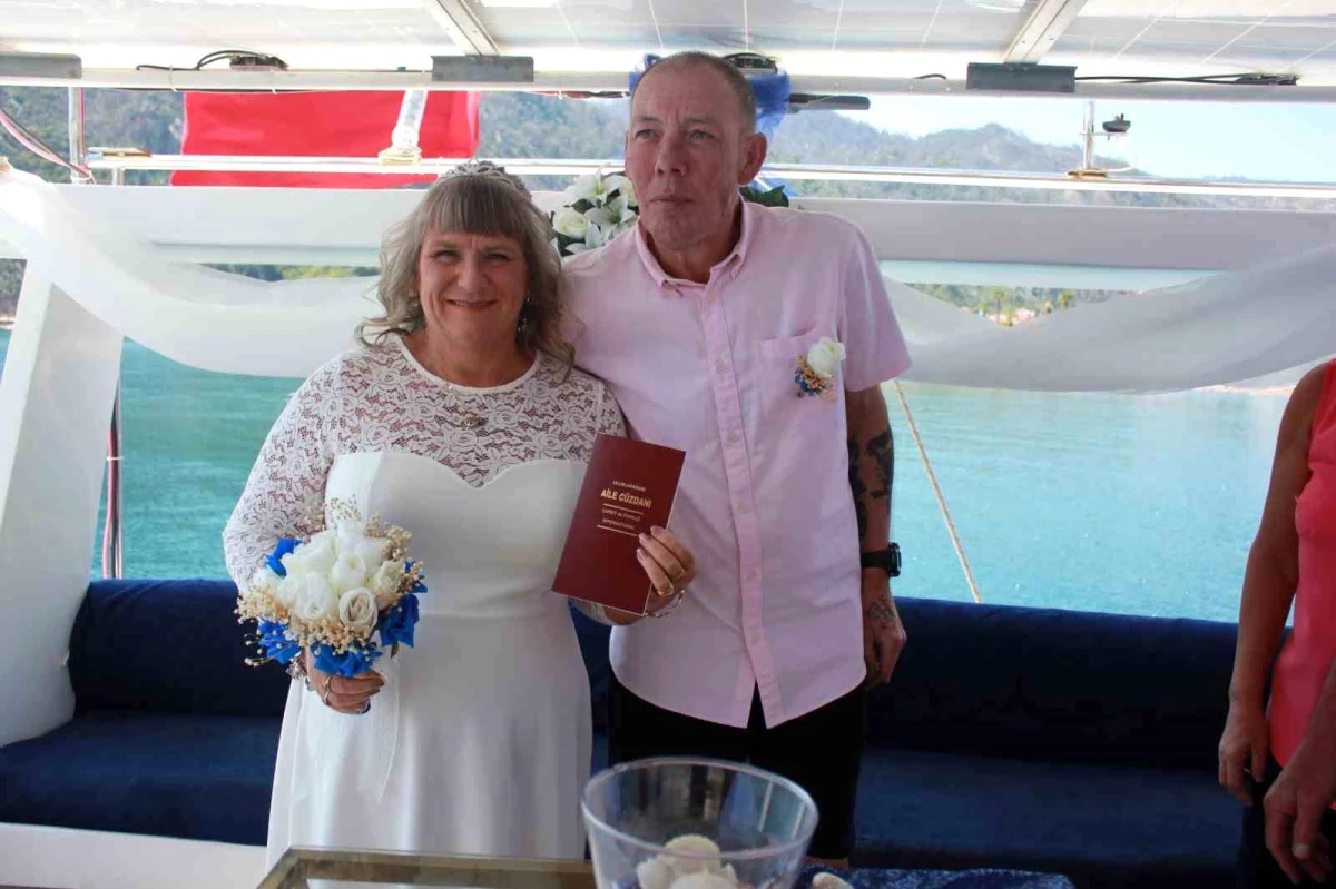 İngiliz Çift Marmaris'te Teknede Evlendi