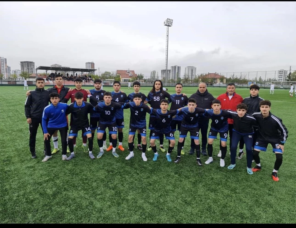 Kayseri Atletikspor U18, Kayseri Şekerspor'u 3-2 mağlup ederek şampiyon oldu