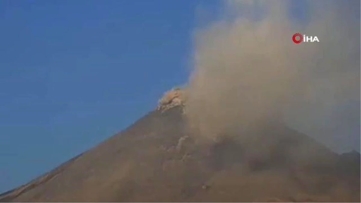 Meksika'daki Popocatepetl Yanardağı'ndan kül yağışı: Uçuşlar askıya alındı
