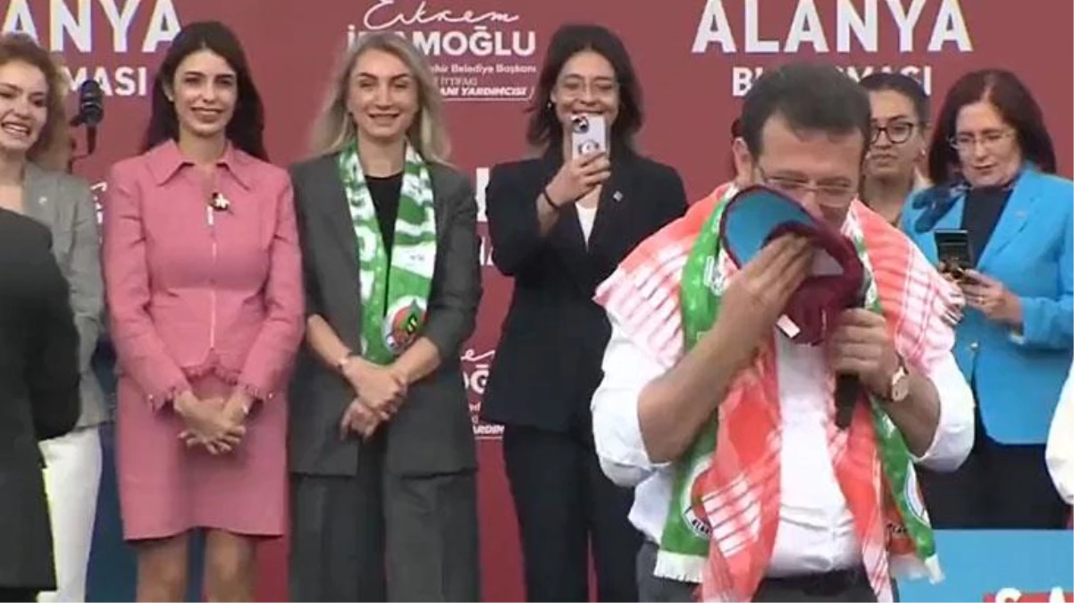 Mitingde sahneye Trabzonspor şapkası atıldı! Ekrem İmamoğlu'ndan bomba karşılık: Oğlum bu yere atılmaz