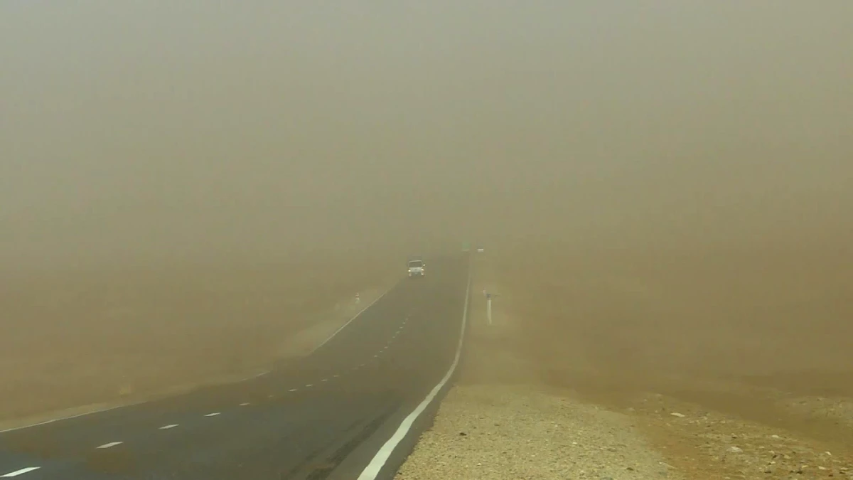 Moğolistan'da Güçlü Kum Fırtınası Görüş Arasını Düşürdü