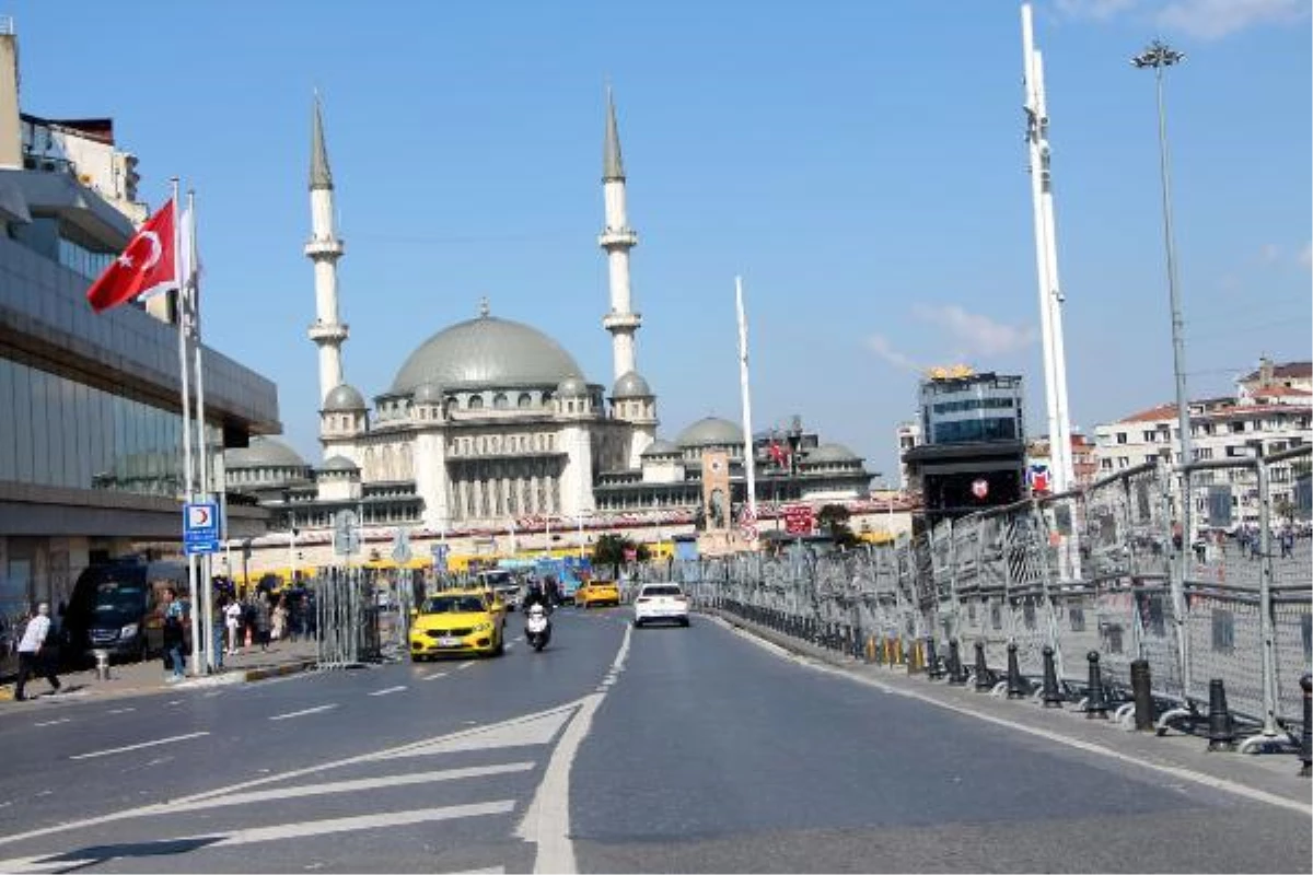 1 Mayıs'ta Taksim Meydanı'na demir bariyerler yerleştirildi
