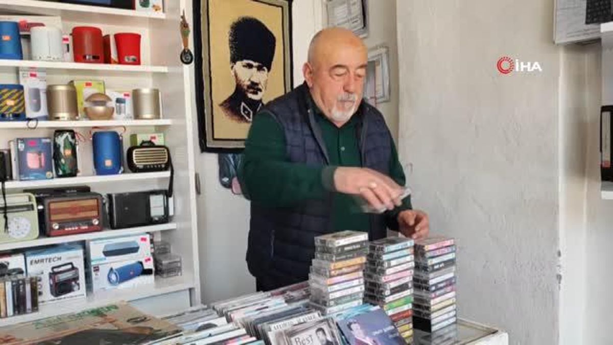 Amasya'nın son kasetçisi tarih olan kasetlere gözü üzere bakıyor