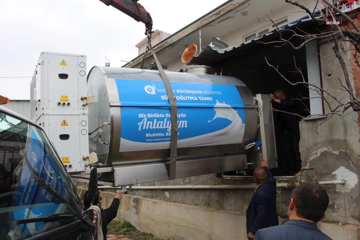 Antalya Büyükşehir Belediyesi, Korkuteli Yelten Ziraî Kalkınma Kooperatif Başkanlığı'na süt tankı dayanağı verdi