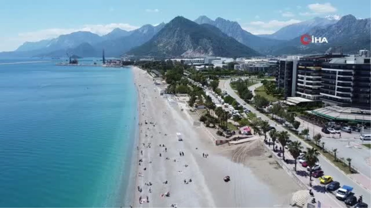 Antalya'da Hava Sıcaklığı Arttı, Kıyılarda Yoğunluk Oluştu