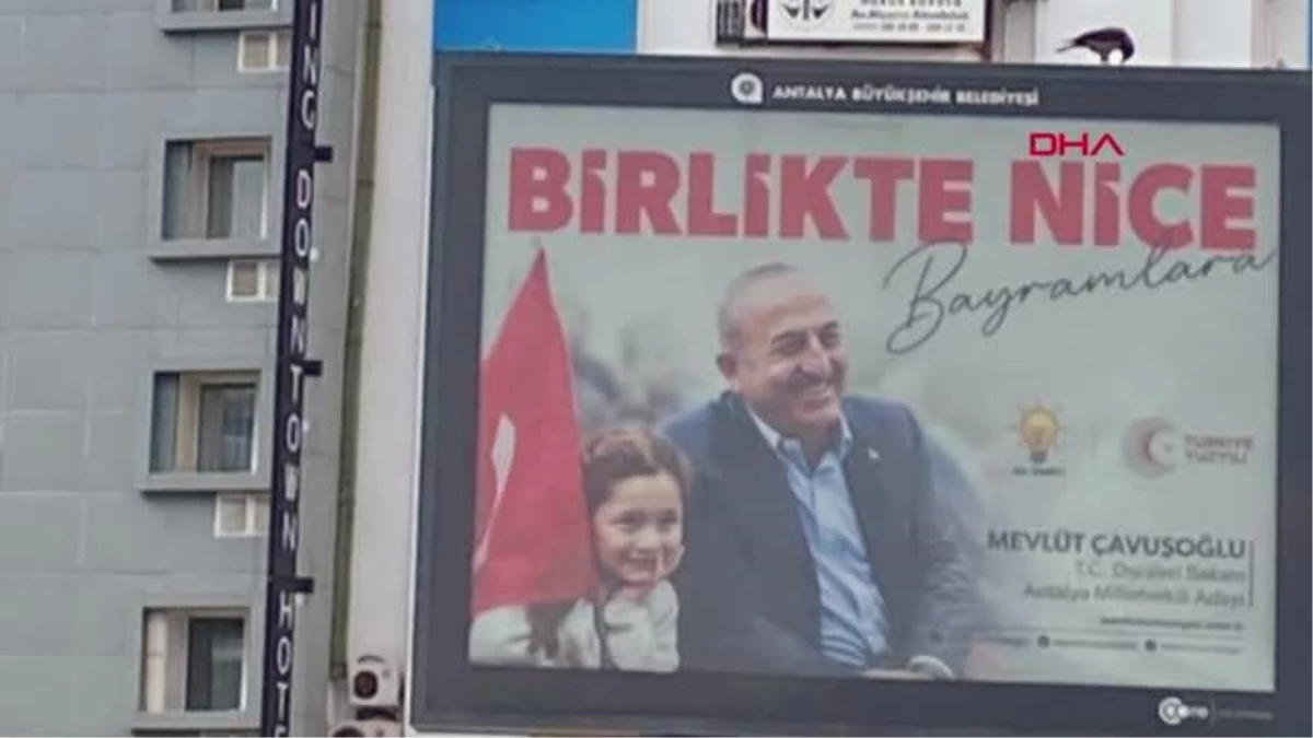 Antalya'da Mevlüt Çavuşoğlu'nun bayraklı afişleri kaldırıldı