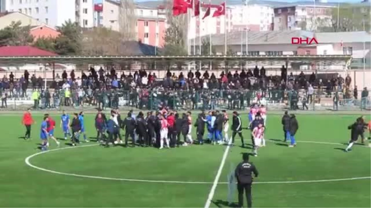 Ardahan'da play-out maçında arbede çıktı, müsabaka tatil edildi