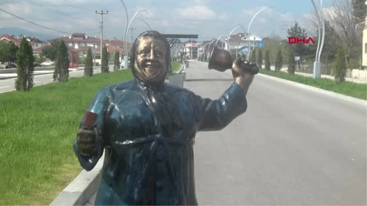 Bolu Belediye Lideri, Adile Naşit heykelindeki çay tepsisinin çalındığını argüman etti
