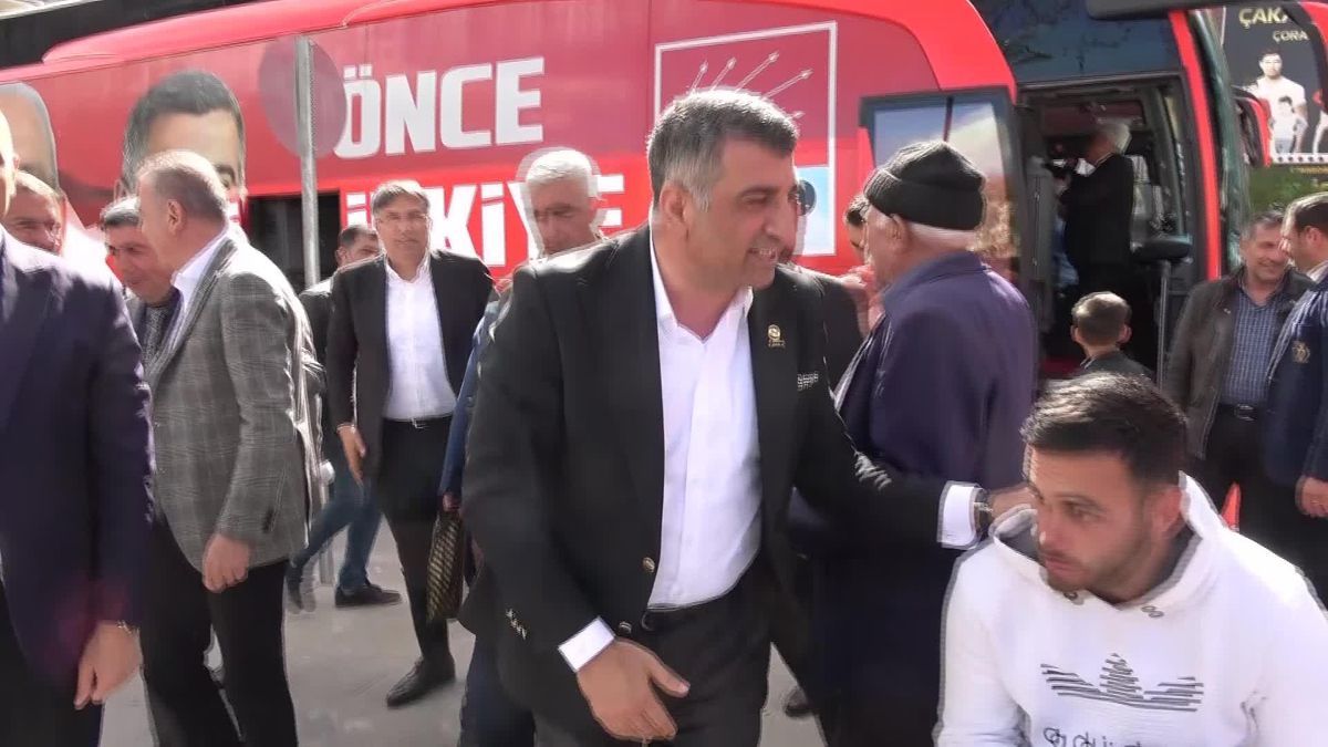 CHP Elazığ Milletvekili Gürsel Erol, belediye liderleriyle bir ortaya geldi