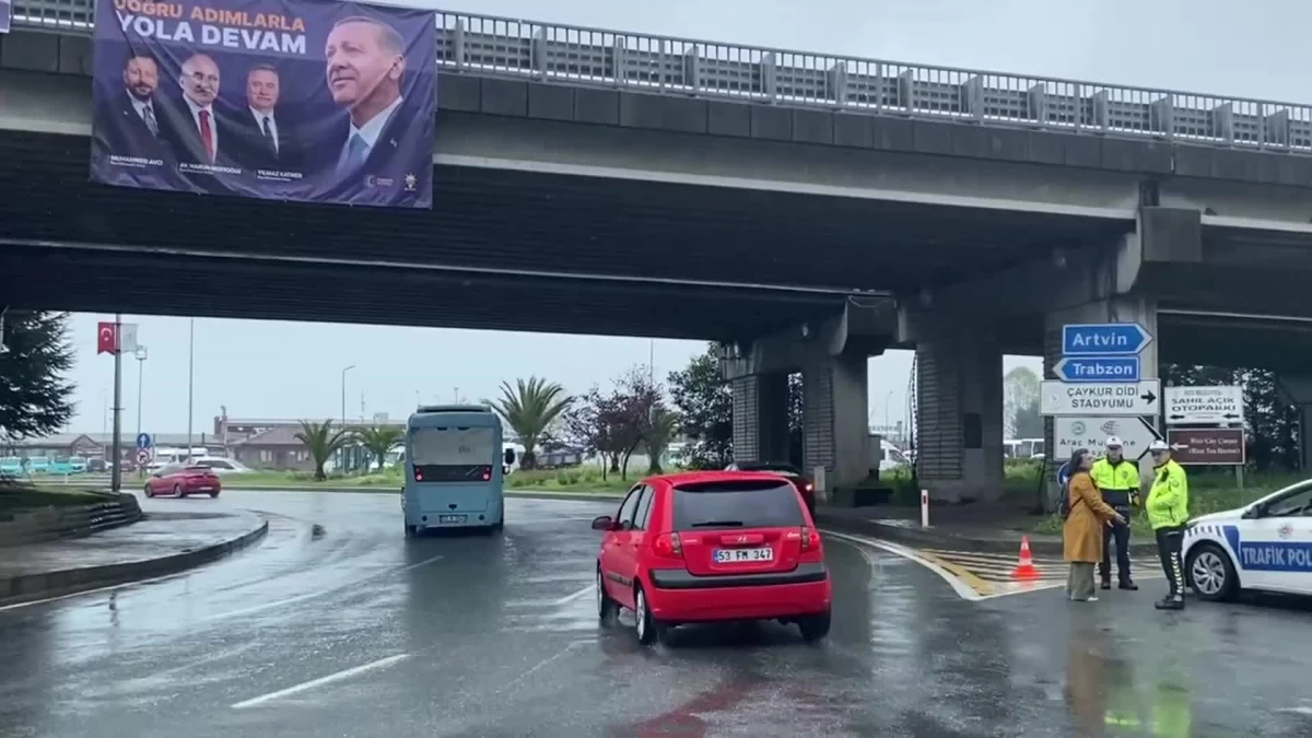 Cumhurbaşkanı Erdoğan'ın Rize mitingi öncesi CHP afişleri söküldü, reaksiyon geldi