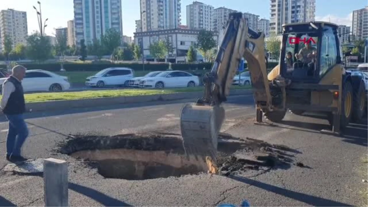 Diyarbakır'da Yol Çöktü, Polis Trafiği Kapattı, Belediye Çalışma Başlattı