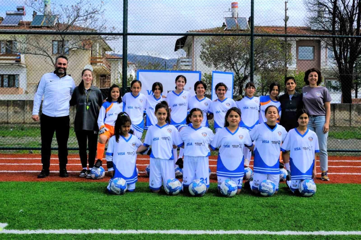 Erzincanda Kızlar Alanda Projesi ile Kız Çocukları Futbolcu Olma Hayalleri Kuruyor