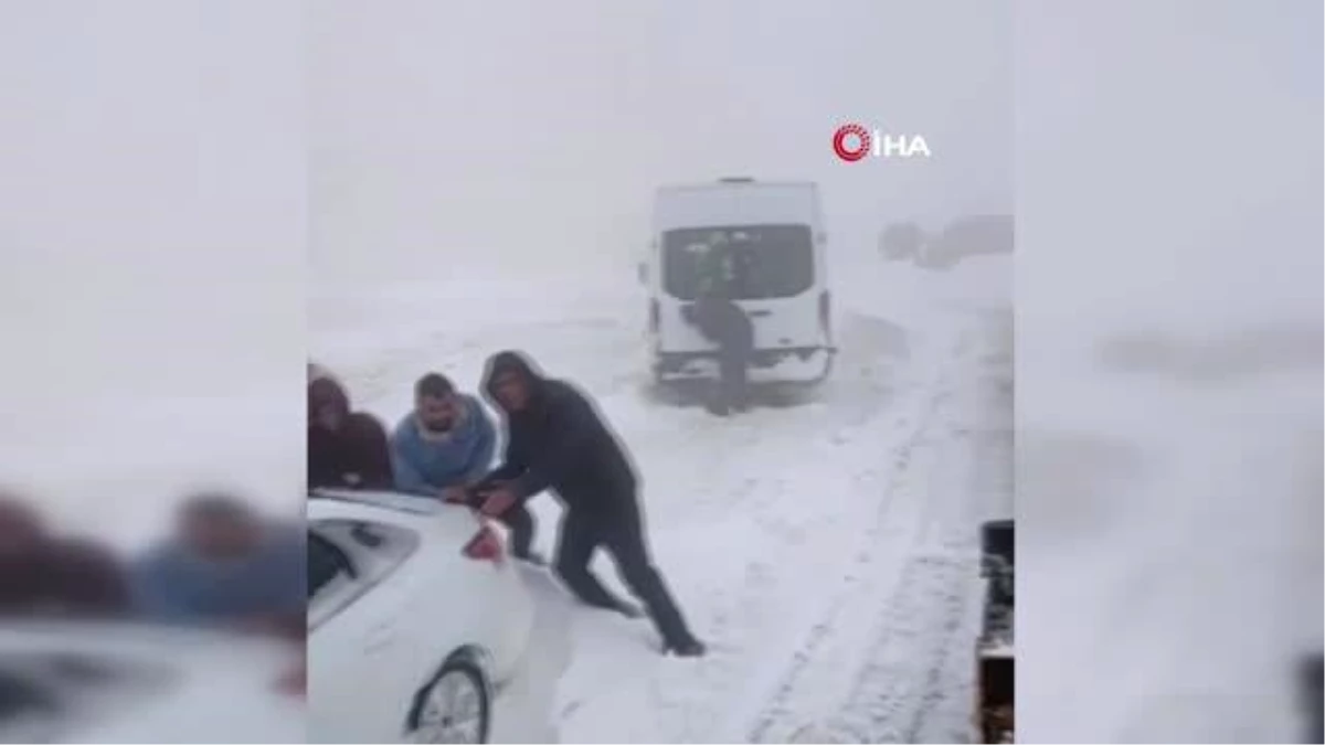 Erzurum'da Kar ve Tipi Şoförleri Mahsur Bıraktı
