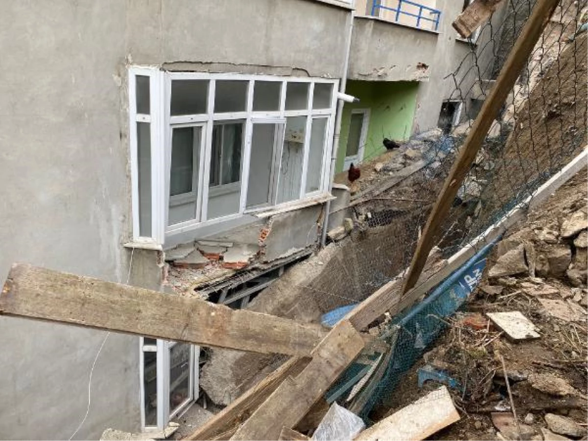 Eyüpsultan'da istinat duvarı çöktü, 5 bina boşaltıldı