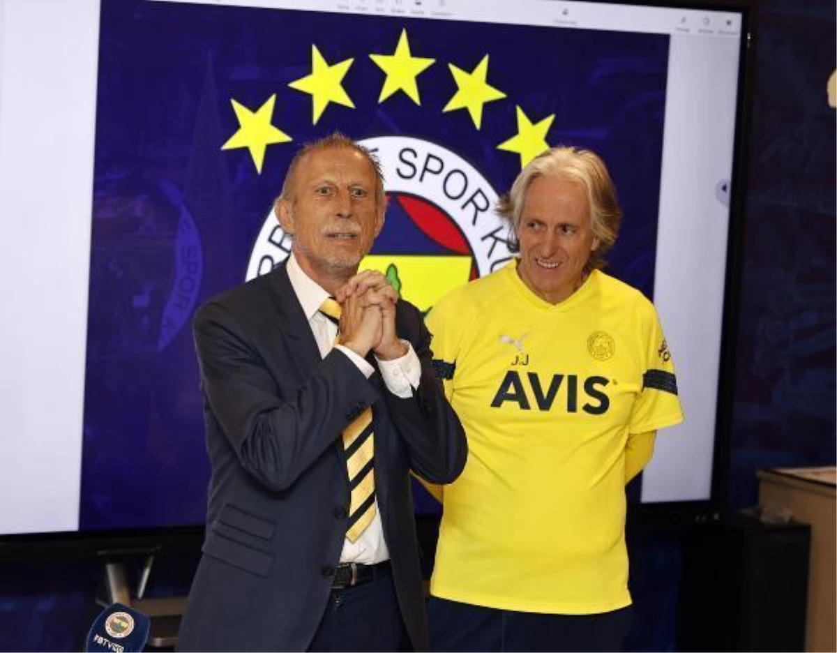 Fenerbahçe idmanını kulübün efsane teknik yöneticisi Christoph Daum ziyaret etti ve kadroya şampiyonluk yolunda moral konuşması yaptı