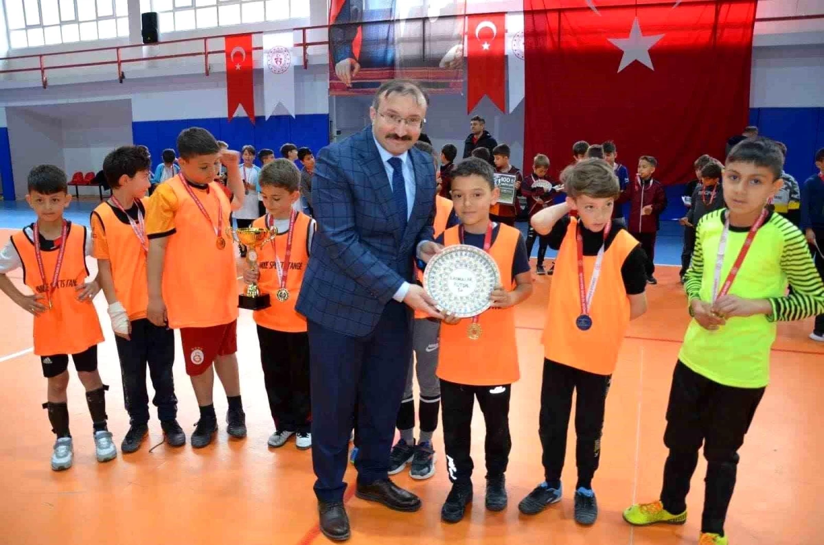 Gazi Emet B Kadrosu İlkokullar Ortası Futsal Turnuvasında Şampiyon Oldu