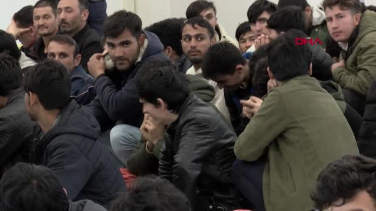 İstanbul'da yakalanan 138 Afganistan asıllı kaçak göçmen hudut dışı edildi