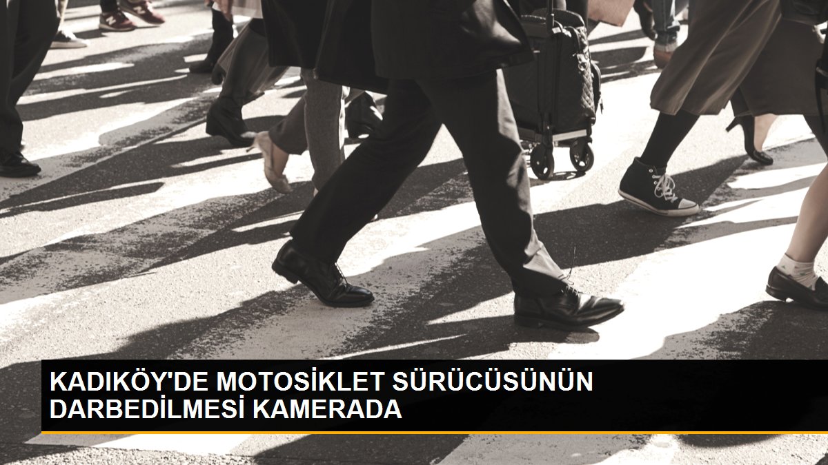 Kadıköy'de motosikletli ile araba şoförü ortasında hengame