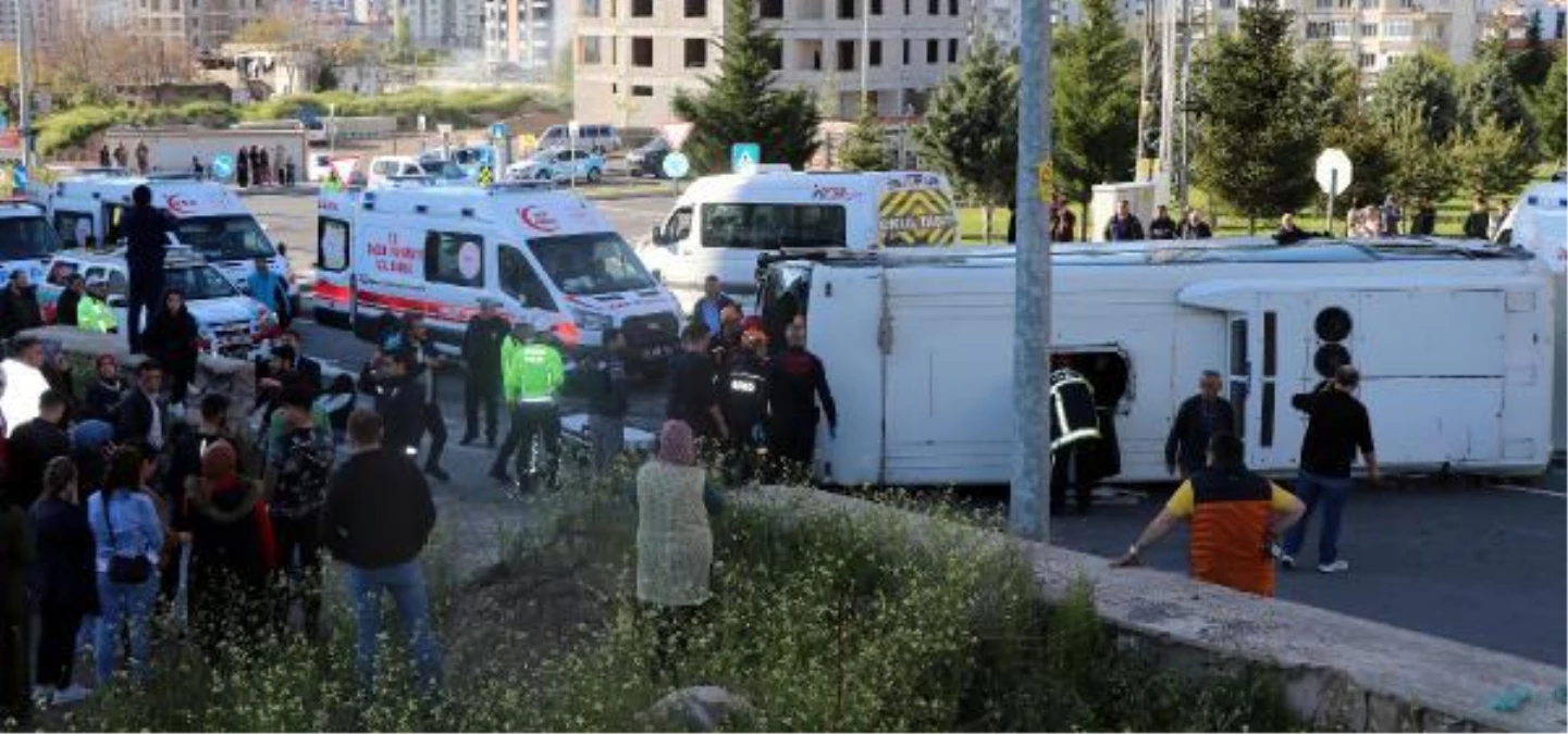 Kayseri'de servis midibüsü ile TIR çarpıştı: 33 yaralı