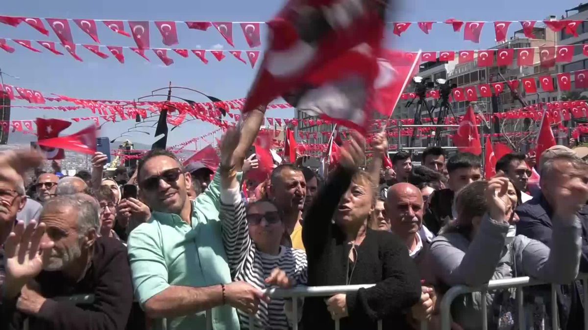 Kılıçdaroğlu'nun İzmir mitingine yurttaşlar ağır ilgi gösterdi