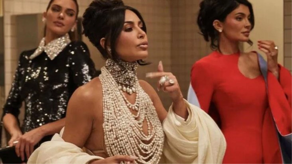 Kim Kardashian'dan savlı seçim! Göğüslerini inci kolyelerle kamufle etti