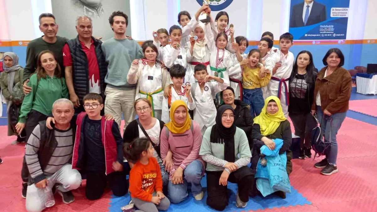 Muğla'da Minik Kızlar Grup Halinde Şampiyon Oldu