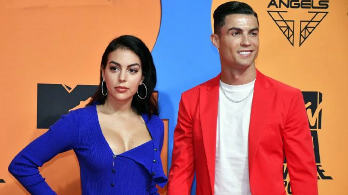 Ronaldo, sevgilisi Rodriguez ile ayrılacağı tezlerini yalanladıktan sonra toplumsal medya hesabından yaptığı bir paylaşımla milyonlarca beğeni aldı