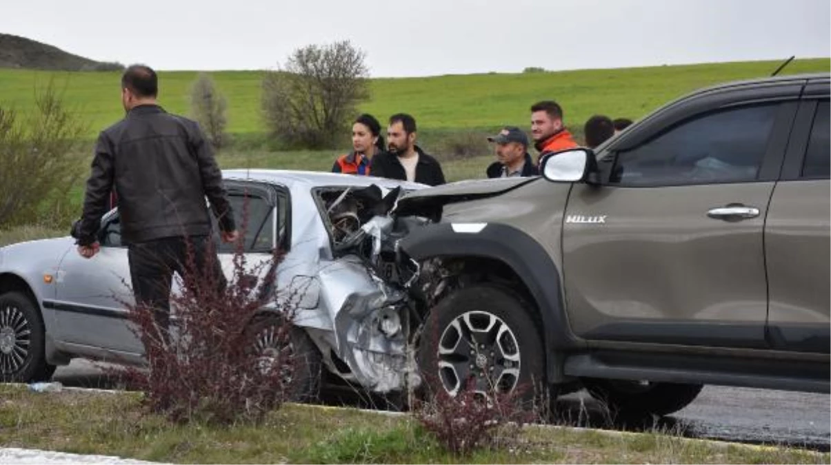 Sivas'ta Kamyonetin Çarptığı Kazada 8 Kişi Yaralandı