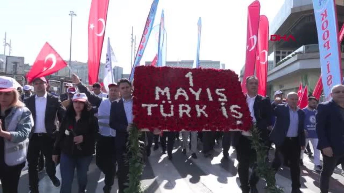 TÜRK-İŞ ve SİME-SEN üyeleri Taksim Meydanındaki Cumhuriyet Anıtına çelenk bıraktı