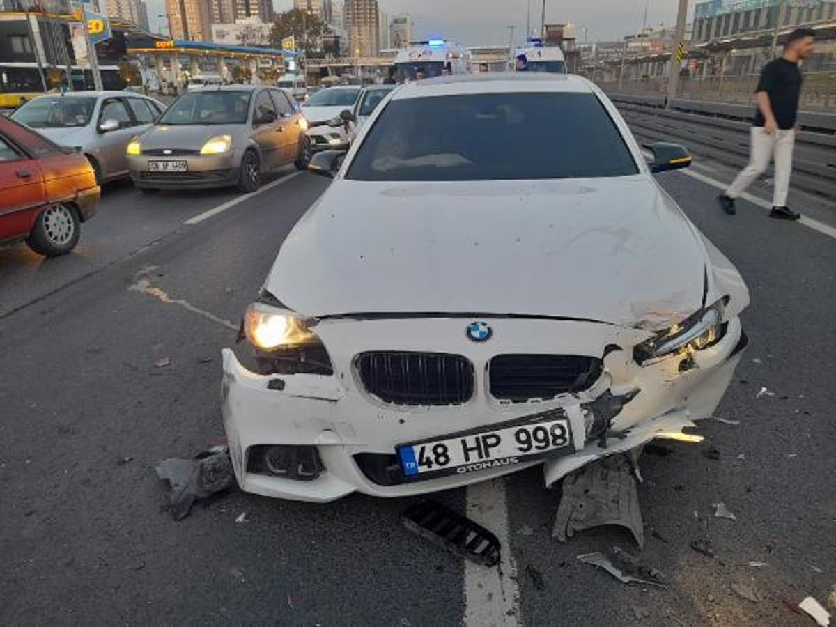 Zeytinburnu'nda polis memurlarının bulunduğu 4 araca çarpan araba kazası