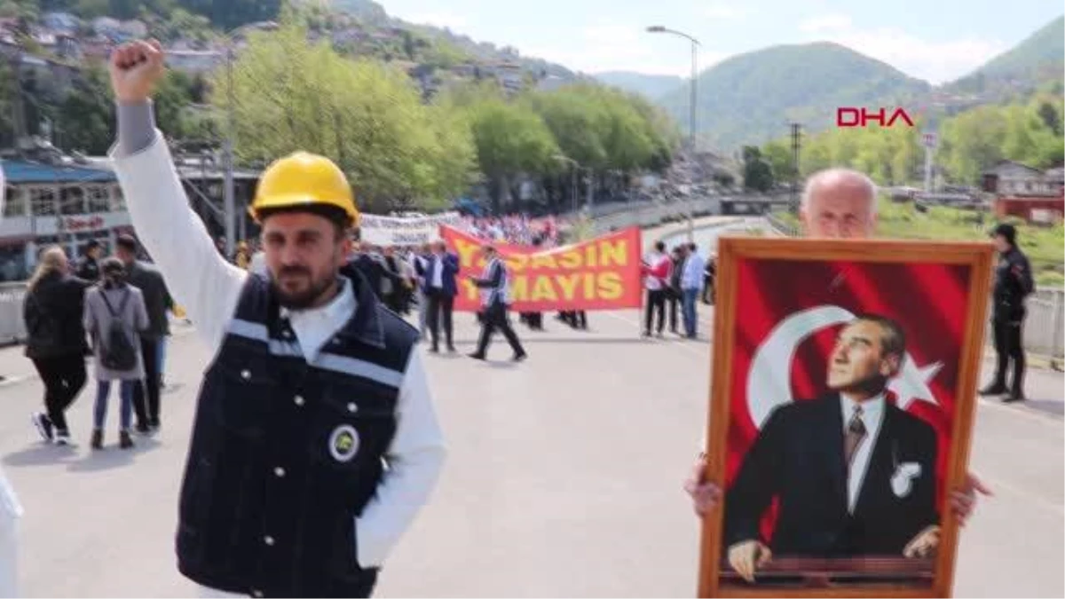 Zonguldak'ta Emekçiler 1 Mayıs'ta Madenci Anıtına Yürüdü