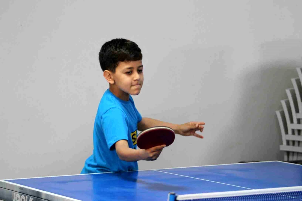 Adana Kozan'da 8 yaşındaki Ayberk Çevik masa tenisinde vilayet birincisi oldu