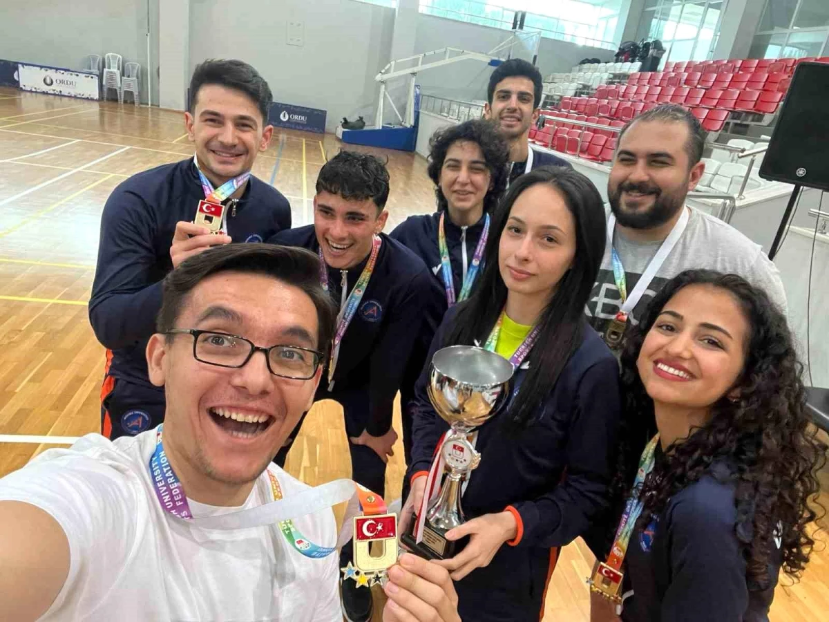 Akdeniz Üniversitesi Badminton Kadrosu Üniversiteler Ortası Türkiye Şampiyonasında 1. oldu
