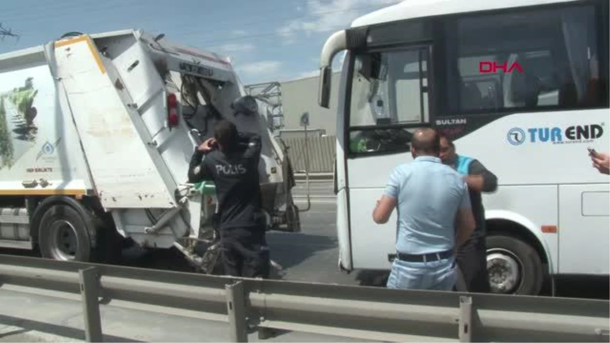 Arnavutköy'de servis aracı çöp kamyonuna çarptı: 9 emekçi yaralandı