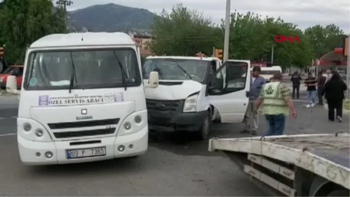 Aydın'da öğrenci servisi ile kamyonet çarpıştı: 12 öğrenci ve 1 misyonlu yaralandı