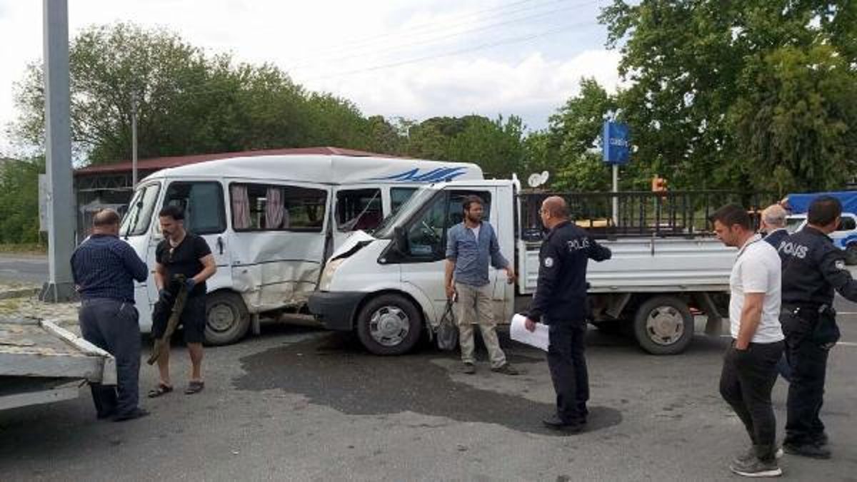 Aydın'da öğrenci servisi ile kamyonet çarpıştı: 12 öğrenci yaralandı