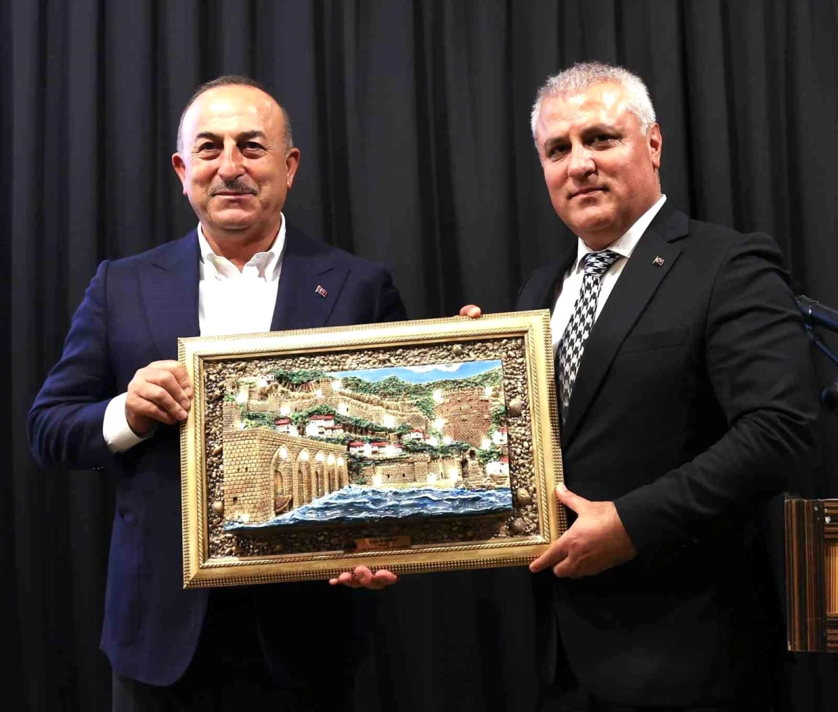 Bakan Çavuşoğlu, emlak ve inşaat dalı temsilciyle buluştu