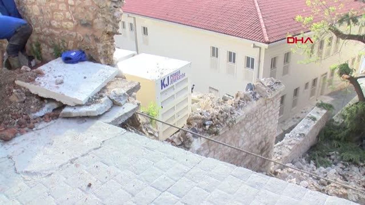 Beyoğlu'nda İstinat Duvarı Yıkıldı, Okulun Bahçesine Devrildi