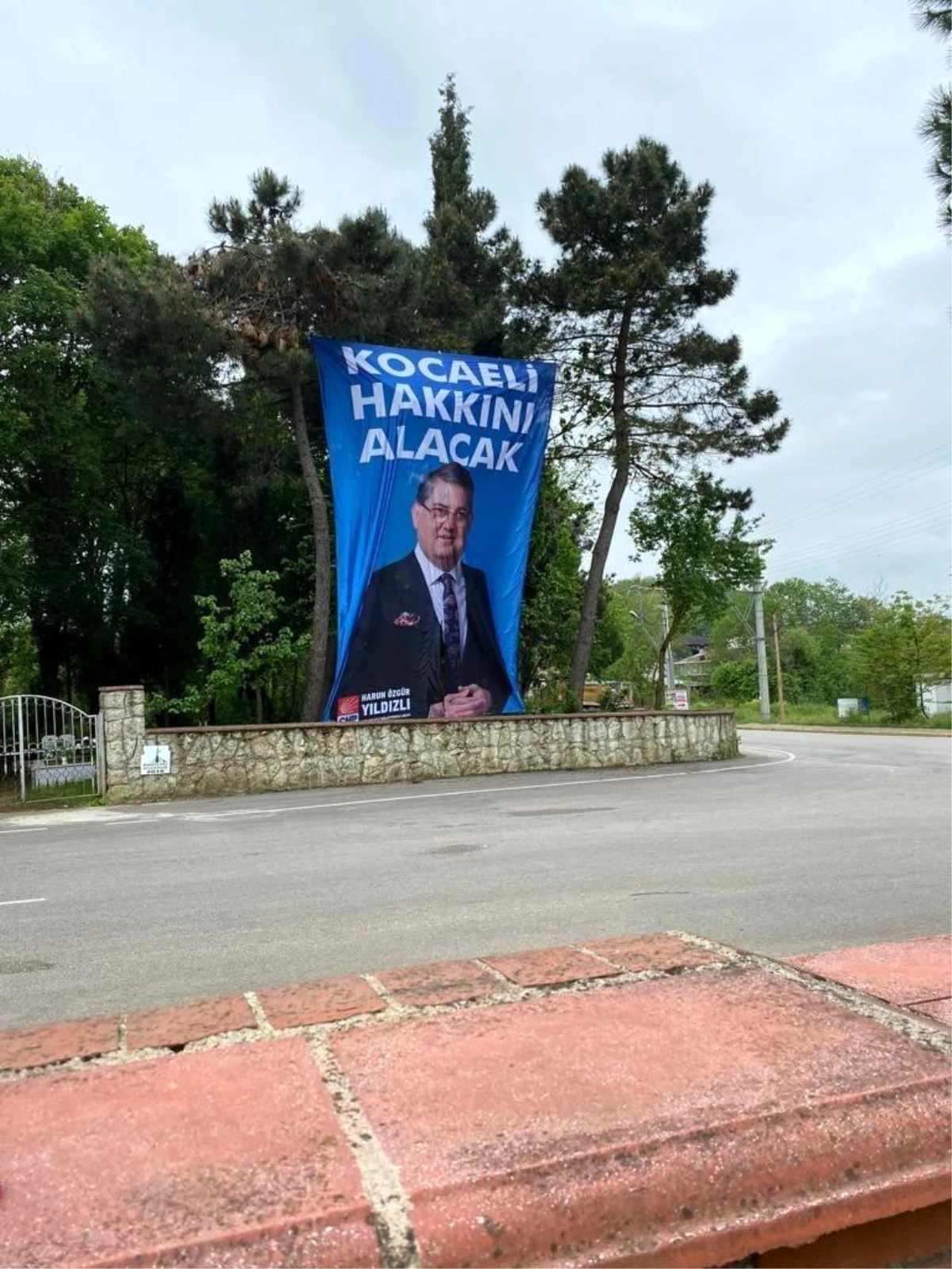 CHP Milletvekili Adayının Seçim Afişi Mezarlıkta Asıldı