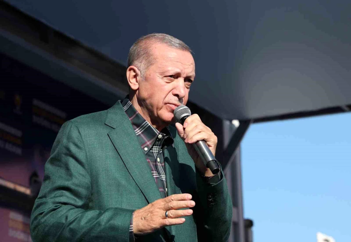 Cumhurbaşkanı Erdoğan: "Koltuk sayısını arttırmak için sağa sola bakan dağıtmaktan, kalp işareti yapmaktan diğer hiçbir mevzuda anlaşamıyorlar"
