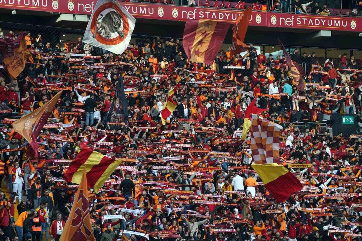 Galatasarayda 2023-2024 dönemi kombine yenileme satışları rekor kırdı