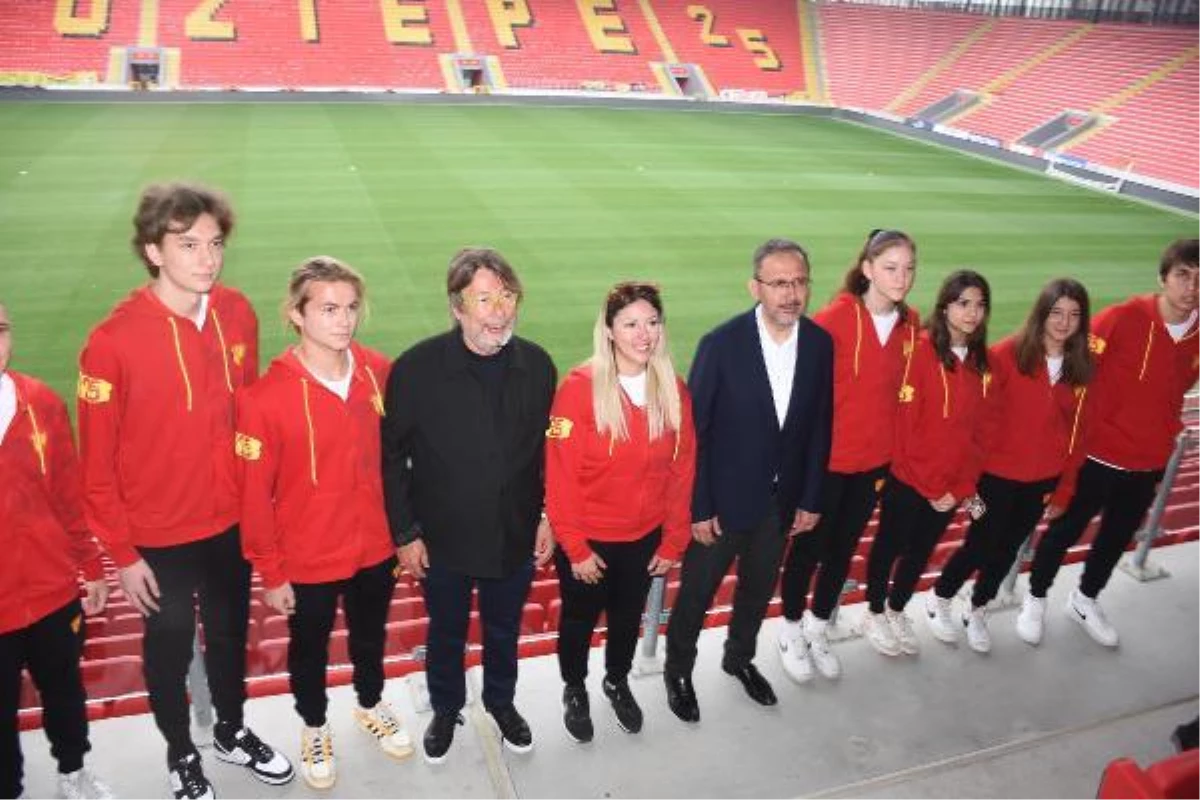 Gençlik ve Spor Bakanı Mehmet Kasapoğlu, Göztepe Spor Kulübü'nü ziyaret etti
